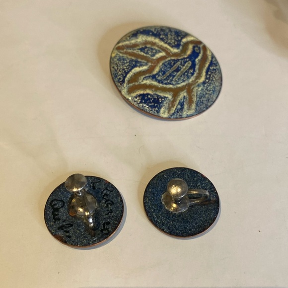 Vintage R. Perrier enamel  brooch and earrings set - Picture 5 of 9